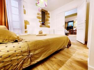 a bedroom with a large bed in a room at Flor de Lys - Centre historique in Auch