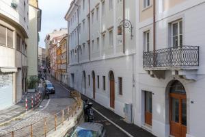 an empty street in a city with buildings at Rifugio Baudelaire, parcheggio in centro a Trieste in Trieste