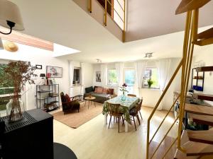 una sala de estar con una mesa y un sofá en Wildrose holiday home, en Badacsonytomaj