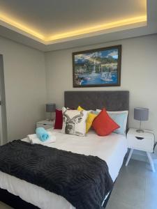Cape TownにあるSerenity suite 6 minutes away from the beachのベッドルーム1室(大型ベッド1台、カラフルな枕付) +38枚の写真