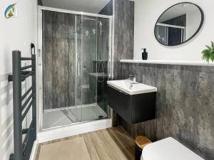 リバプールにあるOriel Nubian wallsのシャワー、洗面台、鏡を備えたバスルーム