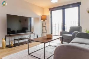 リバプールにあるOriel Nubian wallsのソファとテーブルのあるリビングルーム