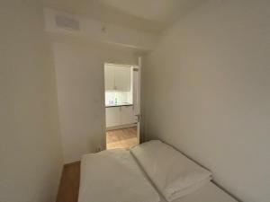 a small room with a bed and a kitchen at One Bedroom Apartment Central Jessheim in Jessheim