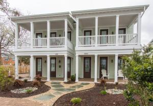 Casa bianca con veranda e balcone. di 406A The Beach House a Virginia Beach