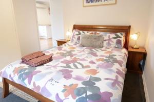 Postel nebo postele na pokoji v ubytování Downtown Bright