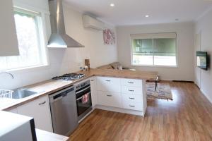 Kuchyň nebo kuchyňský kout v ubytování Downtown Bright