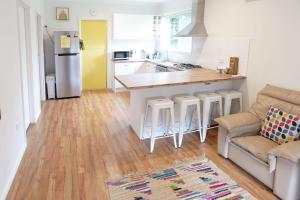 Kuchyň nebo kuchyňský kout v ubytování Downtown Bright