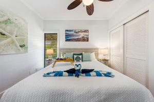 Un dormitorio con una cama grande con ventilador de techo. en Condos in Kiahuna Plantation, en Koloa 49 fotos más