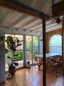 a living room with a table and chairs and a table at la casa en el rio II in Tigre