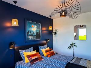 a bedroom with two beds and blue walls at Seaside Retreat & Hotel in Stege
