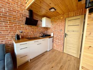 O bucătărie sau chicinetă la Beskid Barns - Domek z Balią i Widokiem na Babią Górę