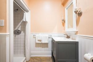 un baño con lavabo y ducha en Creme Brulee Suite, en Key West 6 fotos más