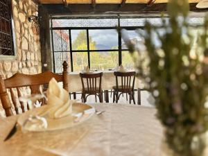 mesa con sillas, mesa y ventana en La Bergerie Ouirgane - Serenity Lodge, en Asni