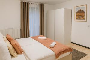 a bedroom with a bed with two towels on it at Zentrumsnahe Wohnung mit Blick auf Siegens Obere Schloss in Siegen