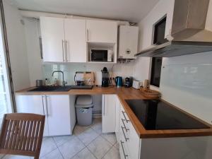 Kuchyň nebo kuchyňský kout v ubytování Pro & amis, Paris Gare de Lyon à 6 min - Emplacement imbattable - wiffi rapide - grand espace convivial - cuisine équipée