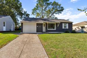 een huis met een garage en een grasveld bij 2BR with Private Hot Tub in Parma Heights +24 foto's