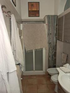 Un baño con ducha, inodoro y lavabo. en Dario's Trumpet, en Milán