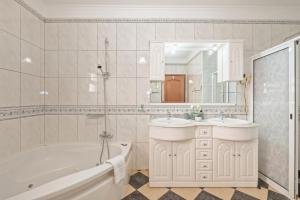 Koupelna v ubytování Ocean Hill View By Zest&Guest + 46 fotografií