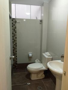 ein Badezimmer mit Toilette und Waschbecken in der Unterkunft Amplio y Acogedor, cerca al parque de las aguas in Víctor Larco Herrera