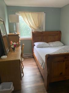 Un dormitorio con dos camas y una ventana. en Comfy Private Room, en Brampton