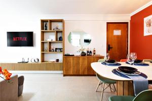 a dining room with a table and chairs at Flat espaçoso, no Manaíra, com varanda ampla, a 100m da praia e ao lado do Mag Shopping in João Pessoa