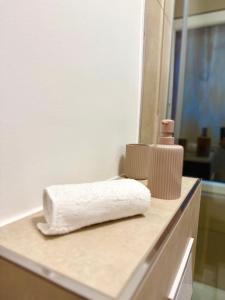 a bathroom counter with a towel and a mirror at Zentrumsnahe Wohnung mit Blick auf Siegens Obere Schloss in Siegen