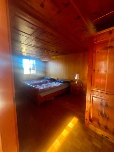a bedroom with a bed in a room at Ferienwohnung im Kräuterhaus Albinen in Albinen