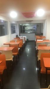 Estación El SaltoにあるHotel Boutique Bogotá Eliteのレストランのテーブルと椅子が備わる空き部屋