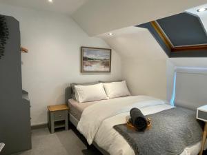 a bedroom with a bed with a hat on it at Spacious City Centre Property in Lancaster +69 photos