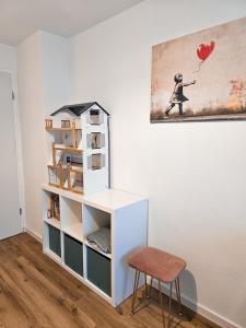 una stanza con una libreria e un dipinto sul muro di Inn-Side Rottweil a Rottweil