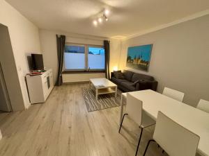 TV a/nebo společenská místnost v ubytování Ferienwohnung zwischen Lübeck und Travemünde