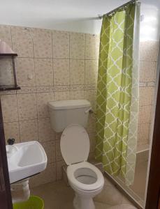 ウクンダにあるNuru's 3BR Diani Villa - 4 Mins To The Beachのトイレと洗面台のある小さなバスルーム