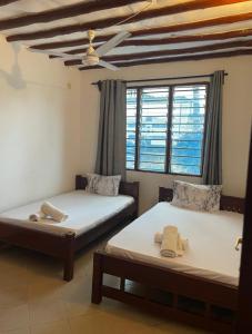 ウクンダにあるNuru's 3BR Diani Villa - 4 Mins To The Beachの天井の客室のベッド2台