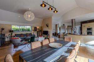 une salle à manger et un salon avec une table et des chaises dans l'établissement la villa des temps modernes, à Trégastel