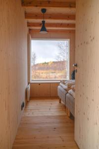 Postel nebo postele na pokoji v ubytování Pauha - Aurora Nights at the Seaside Cabin