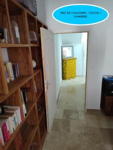 Knihovna v apartmánu