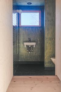 Koupelna v ubytování Pauha - Aurora Nights at the Seaside Cabin + 27 fotografií