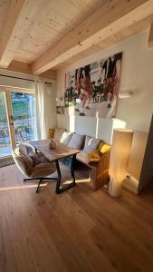 a living room with a table and a couch at 5 Sterne Ferienwohnung Villa Barka in Eppenschlag