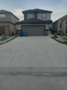 eine große Auffahrt vor einem Haus in der Unterkunft Dunique unique home in Winnipeg + 10 Fotos