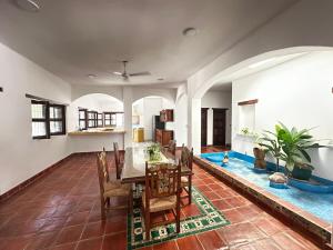 a dining room with a table and chairs at Casa Horizonte Ocean view and Carrizalillo access in Puerto Escondido