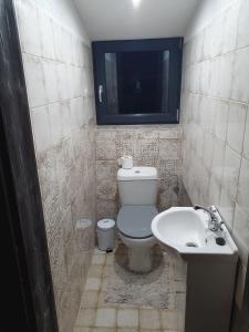 un baño con inodoro y lavabo en Tri chalúpky na Mýte, en Mýto pod Ďumbierom