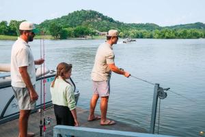 Ashland CityにあるRelaxing Riverfront Family Escape w Private Dockの船の桟橋に立っている3人のグループ