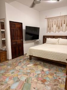 Ένα ή περισσότερα κρεβάτια σε δωμάτιο στο Private Room in a Boho House N1