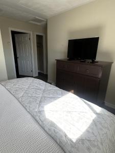 a bedroom with a bed and a flat screen tv at Lincoln Inn Fredericton in Fredericton +40 photos