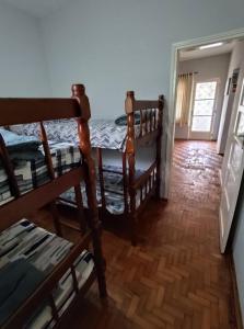 a room with two bunk beds and a hallway at Casa do Kazu in Águas da Prata