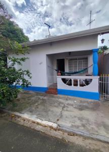 a house with blue and white paint on it at Casa do Kazu in Águas da Prata +16 photos