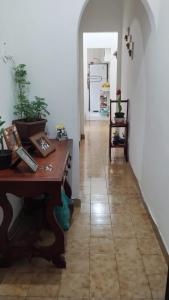 里约热内卢Quarto da Nubia no Coração da Lapa的走廊上设有木桌和地板