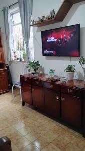 里约热内卢Quarto da Nubia no Coração da Lapa的客厅里墙上有一台电视