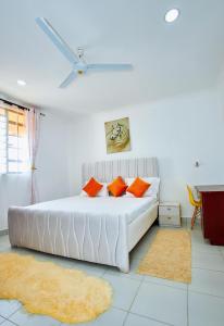 Postel nebo postele na pokoji v ubytování RICI HOMES Da-Azizi apartment