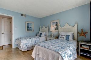 FranklintownにあるEnjoy breathtaking views of the Atlantic Ocean in this three bedroom three bath villaの青い壁のベッドルーム1室(ベッド2台付) +49枚の写真
